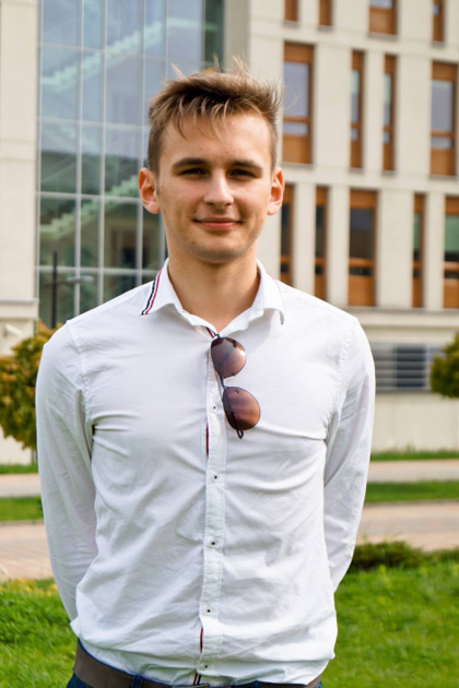 Bartek Mrowca - w tle uczelnia