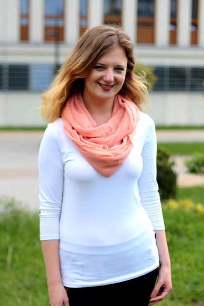 Kasia Szczepaniec - w tle uczelnia