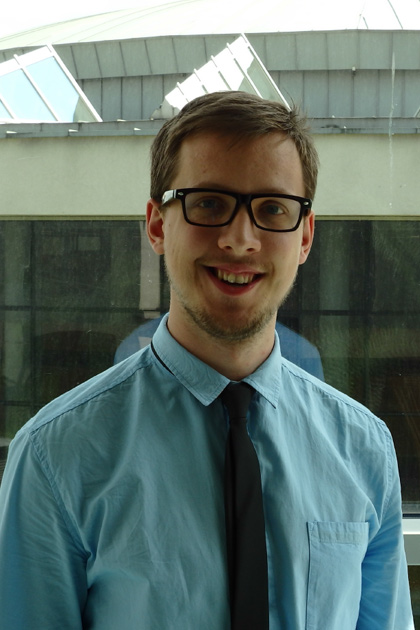 Maciek Kołodziejczyk w okularach