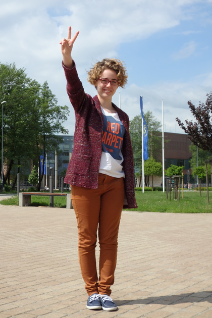 Natalia Zasina pokazująca znak wolności i zwycięztwa